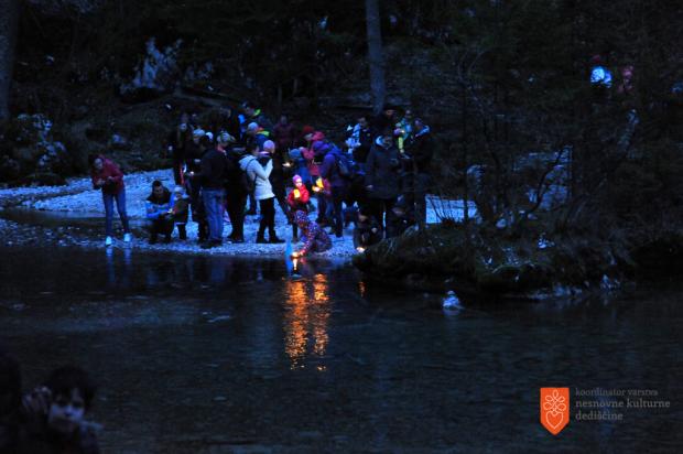 Spuščanje gregorčkov v Kamniški Bistrici. Foto: A. Jerin, 2017. 