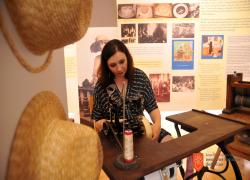 Ana Cajhen pri šivanju slamnika. Foto: A. Jerin, 2023