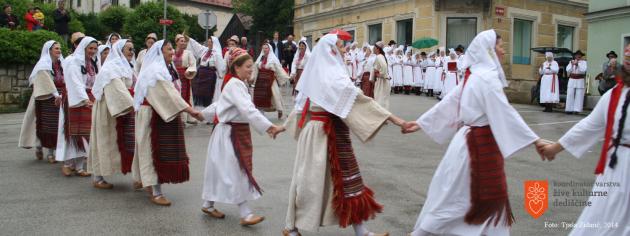 Vuzemski plesi in igre v Metliki. Foto: Gal Kušar, 2011. 