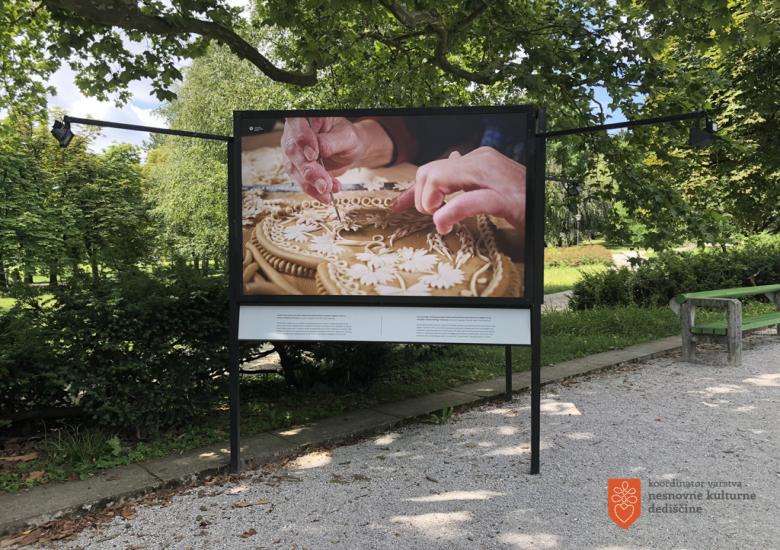 Predstavitev znanja izdelovanja ročno oblikovanih malih kruhkov. Foto: A. Jerin, 2021