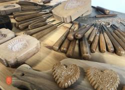 Snemanje izdelovanja modelov za lesene kruhke. Foto: A. Jerin, 2021 