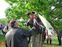 Skupno krašenje drevesa ob odprtju Binkoštnega festivala. Foto: Anja Jerin, 2016. 