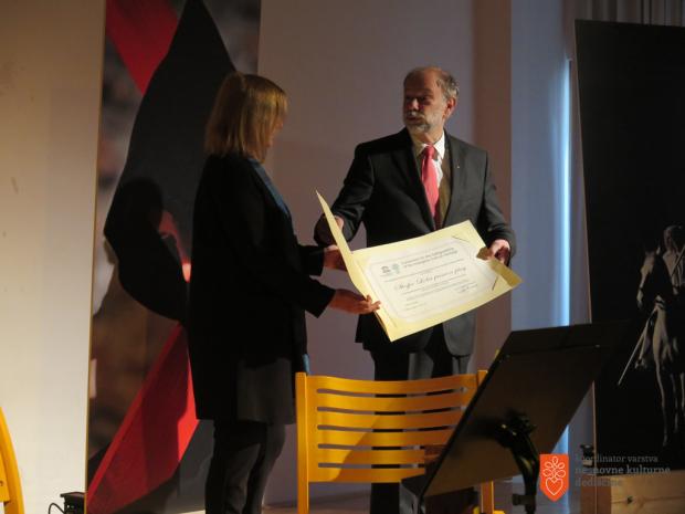 Podelitev certifikata. Foto: A. Jerin, 2017. 