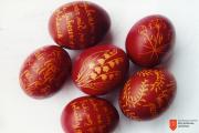 Decorating eggs to celebrate <i>šempav</i>. Photo: M. Krivec, 2010