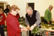 Izdelovanje cvetnonedeljskih butar. Foto: K. Beguš, 2011