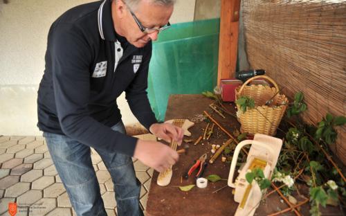 Jože Hudej while making Palm Sunday bunches in Ljubno. 