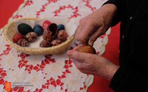 Making Suhorje decorated Easter eggs
