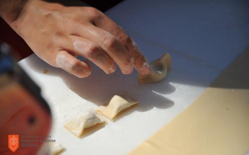 Making Idrija žlikrofi. 