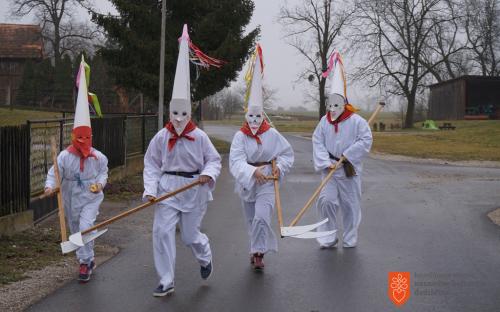 The Carnival rounds of mowers, ploughmen and wedding guests in Loče. 