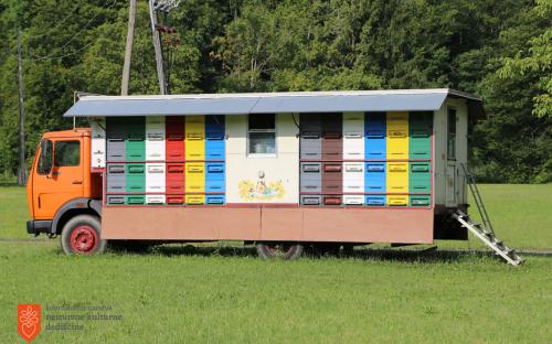 Mobile beekeeping. 