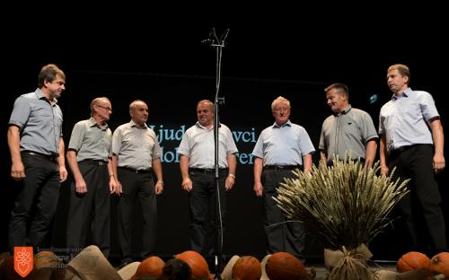 Four voice singing. 