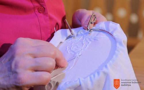Embroidery following a stencil 
