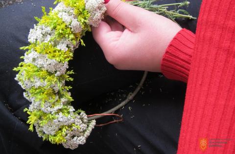 Weaving St. John’s wreaths. Photo: I. Ilich, 2011