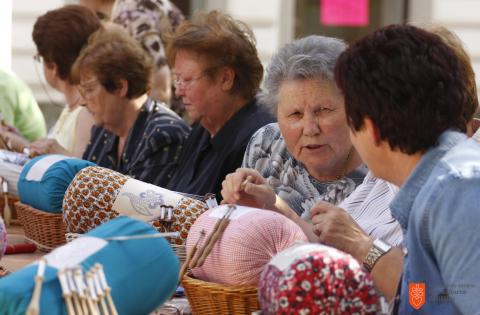 Making Idrija bobbin lace. Photo: B. Uršič, 2008