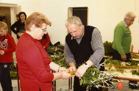 Izdelovanje cvetnonedeljskih butar. Foto: K. Beguš, 2011