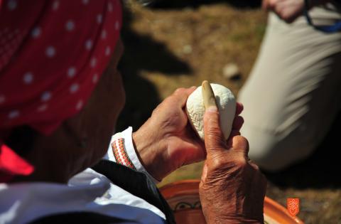 Making <i>trniči</i> cheeses and wooden markers. Photo: A. Jerin, 2013 