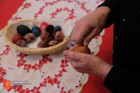 Making Suhorje decorated Easter eggs . Photo: A. Jerin, 2022