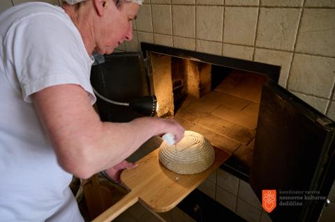 Making of Koroška rye bread. Photo: T. Jeseničnik, 2021 