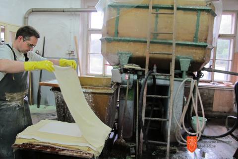 Making paper by hand. Photo: M. Vasle Cejan, 2014 