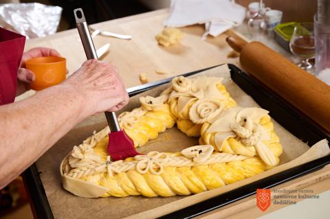 Making <i>pletenice</i>. Photo: T. Jeseničnik, 2022