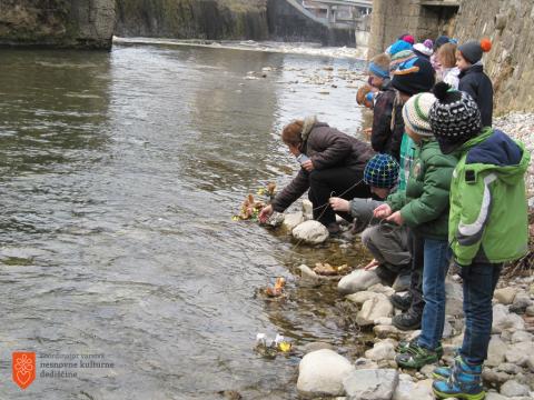 Launching <i>gregorčki</i> models for St. Gregory’s Day. Photo: B. Knific, 2015 