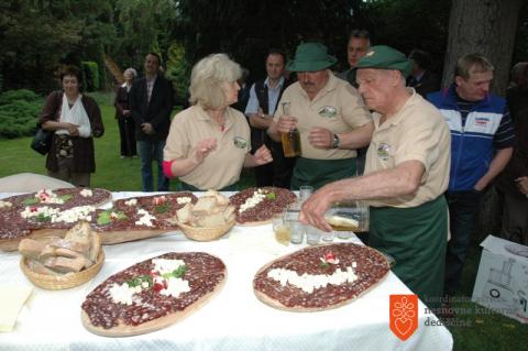 Priprava zgornjesavinjskega želodca. Foto: F. Tlaker, 2010 