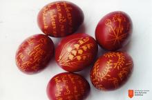 Decorating eggs to celebrate <i>šempav</i>. Photo: M. Krivec, 2010