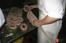 Tradicionalno izdelovanje kranjskih klobas. Foto: P. Mrak, 2012