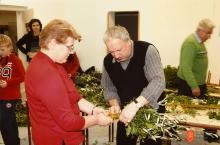 Izdelovanje cvetnonedeljskih butar. Foto: K. Beguš, 2011