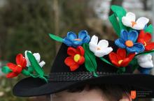 Making paper flowers. Photo: M. Špiček, 2010