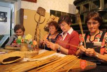 Making straw hats and baskets in the Domžale area. Photo: T. Zidarič, 2014 