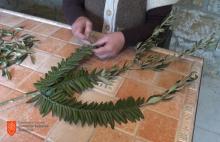 Making palm branches. Photo: V. Kovač, 2015