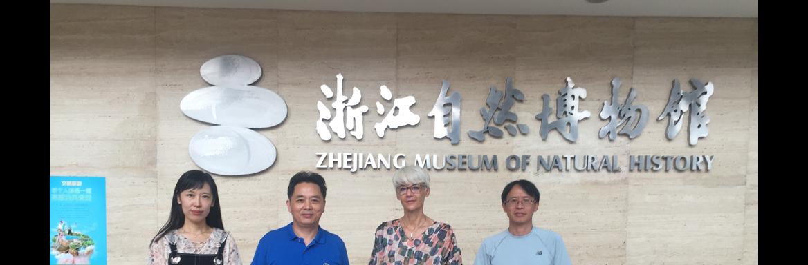 Dr. Tanja Roženbergar na srečanju z vodstvom Zhejiang Museum of Natural History. 