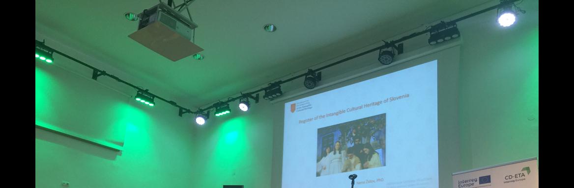 Nena Židov med predstavitvijo. Foto: A. Jerin, 2017. 