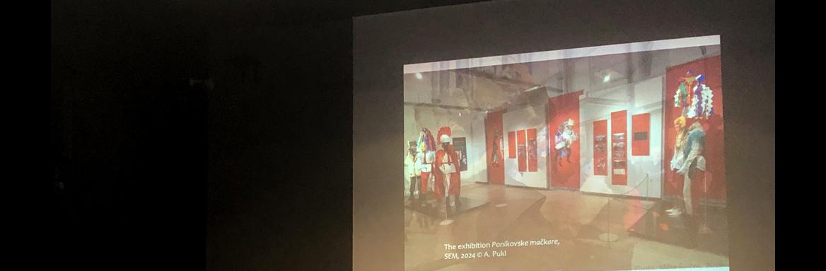 Adela Pukl med predstavitvijo prispevka Changes in Carnival Customs in Slovenia. Foto: A. Jerin, 2024 