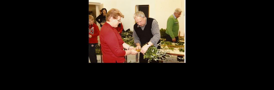 Izdelovanje cvetnonedeljskih butar(Foto Karmen Beguš, 2011)