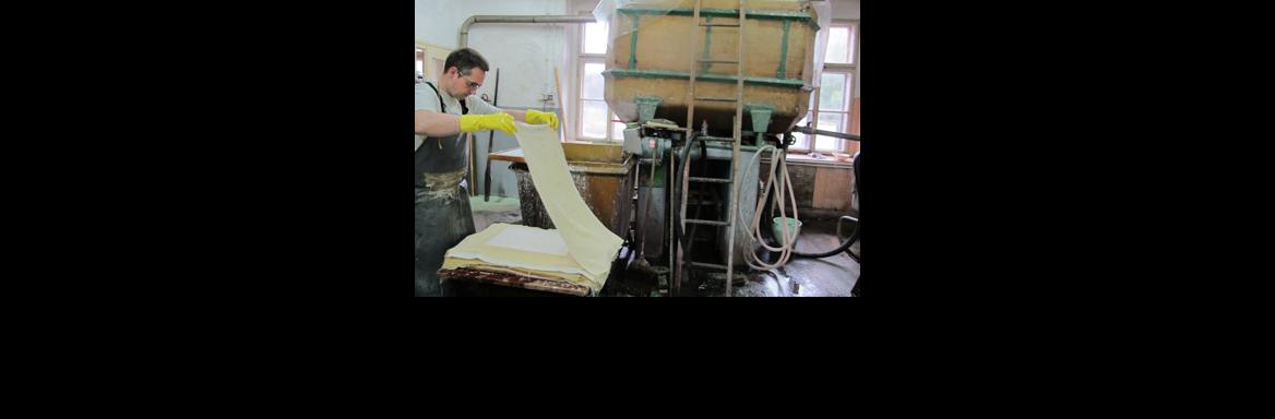 Ročno izdelovanje papirja(Foto Mojca Vasle Cejan, 2014)