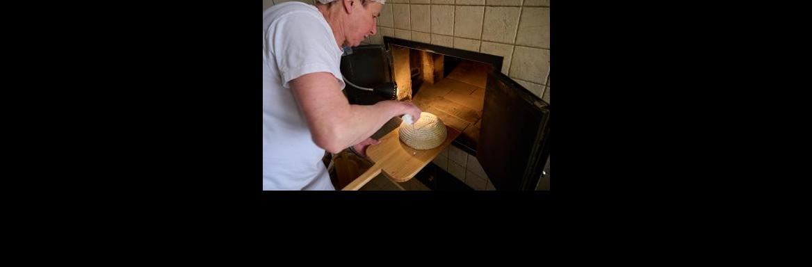 Priprava koroškega rženega kruha. (Foto Tomo Jeseničnik, 2021)