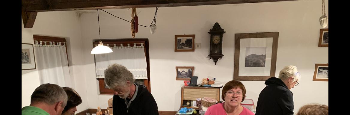 Sušenje sadja v vaški sušilnici v Gradežu. Foto: M. Starič, 2019