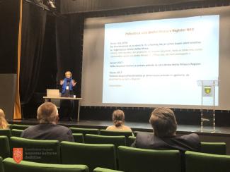 Nena Židov med predstavitvijo referata. Foto: A. Jerin, 2023