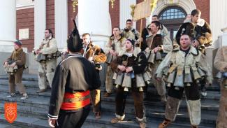Predstavitev ene od pustnih skupin Survakari iz Pernika, Bolgarija, pred gledališčem Ivan Vazov v Sofiji. Foto: Bojana Rogelj Škafar.