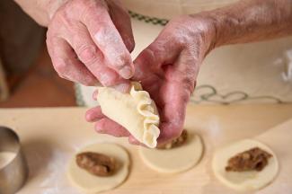 Priprava bovških krafov. Foto: T. Jeseničnik, 2021 