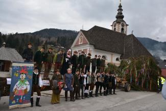 Lomski fantje pred cerkvijo Sv. Katarine v Lomu, foto: Mojca Soklič, 2025