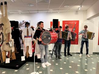 Igranje na diatonično harmoniko. Foto: A. Pukl, 2024