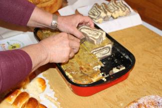  Priprava bizeljskega ajdovega kolača. Foto: S. Glogovič, 2022