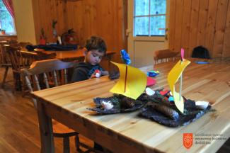 Na delavnici izdelovanja gregorčkov v planinskem domu v Kamniški Bistrici. Foto: A. Jerin, 2017. 