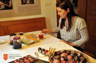 Elizabeta Bojnec pri izdelovanju prekmurske remenke. Foto: A. Jerin, 2023