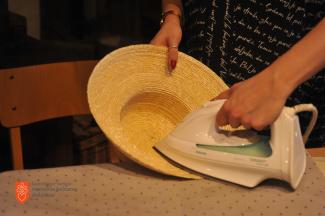 Oblikovanje slamnika. Foto: A. Jerin, 2023