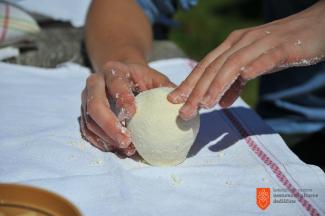 Oblikovanje skute v trnič. Foto: Anja Jerin, 2016. 