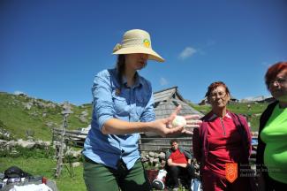 Sonja Kropivšek pri predstavitvi velikoplaninskega sira trniča. Foto: Anja Jerin, 2016. 